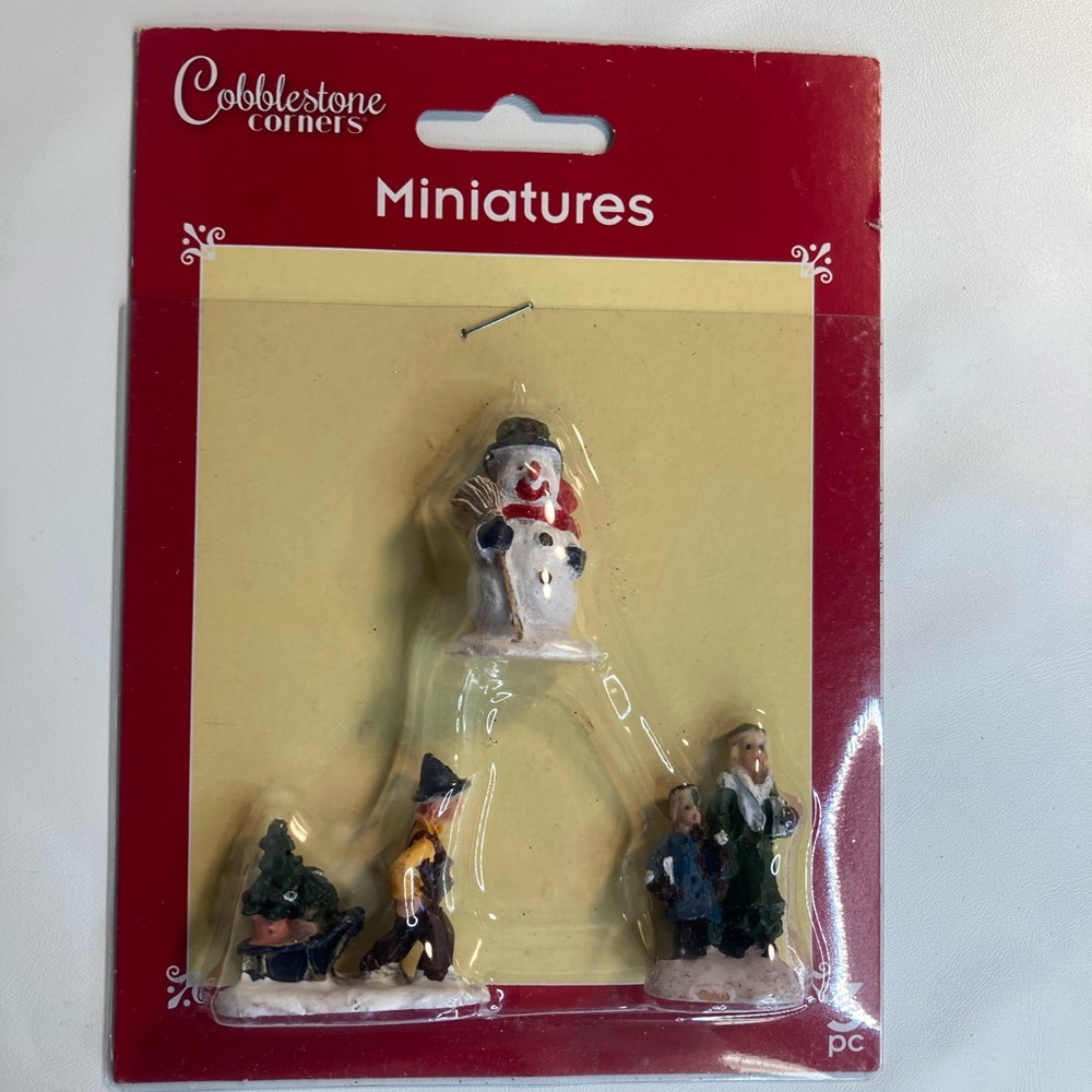 NEW Cobblestone Corners Christmas village miniatures